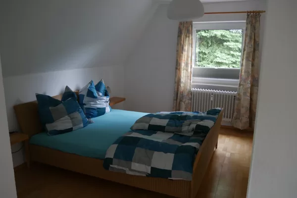Schlafzimmer mit Doppelbett