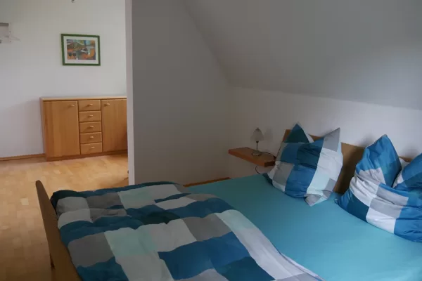 Schlafzimmer mit Doppelbett